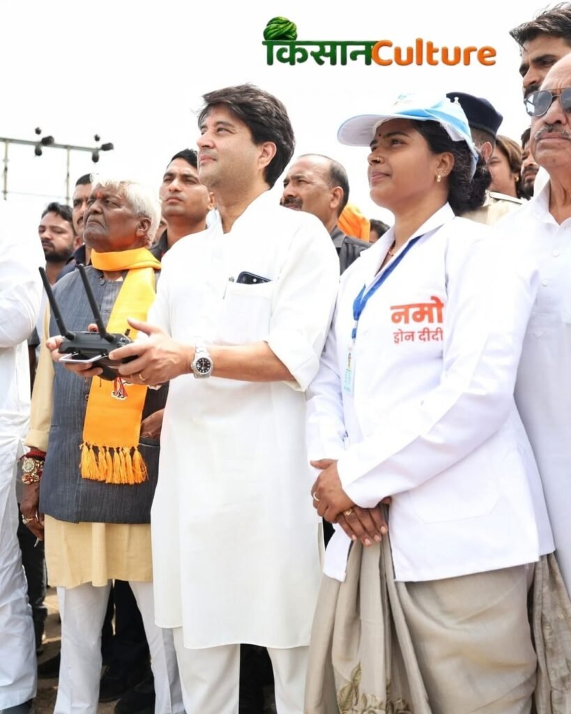 मध्यप्रदेश के गुना में ड्रोन दीदी के नाम से प्रसिद्ध किरण ने केन्द्रीय मंत्री ज्योतिरादित्य सिंधिया के नाम से ड्रोन उड़ाया।