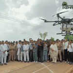 ड्राेन दीदी के नाम से प्रसिद्ध मध्यप्रदेश के गुना जिले की किरण ड्रोन के जरिए खेती में मदद करती हैं।
